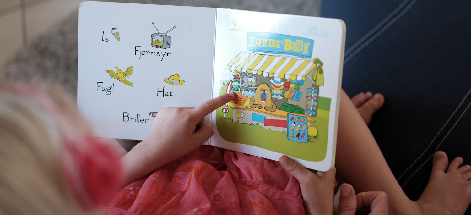 Barn får læst højt af en børnebog